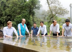 Các đại biểu tham quan Hệ thống xử lý nước công nghệ MET trong nuôi thủy sản của HTX cá Tầm Nậm An, xã Tân Thành (Bắc Quang).