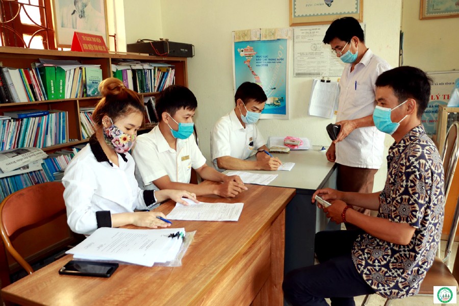 Người dân xã Yên Phong, Bắc Mê nhận tiền chi trả DVMTR