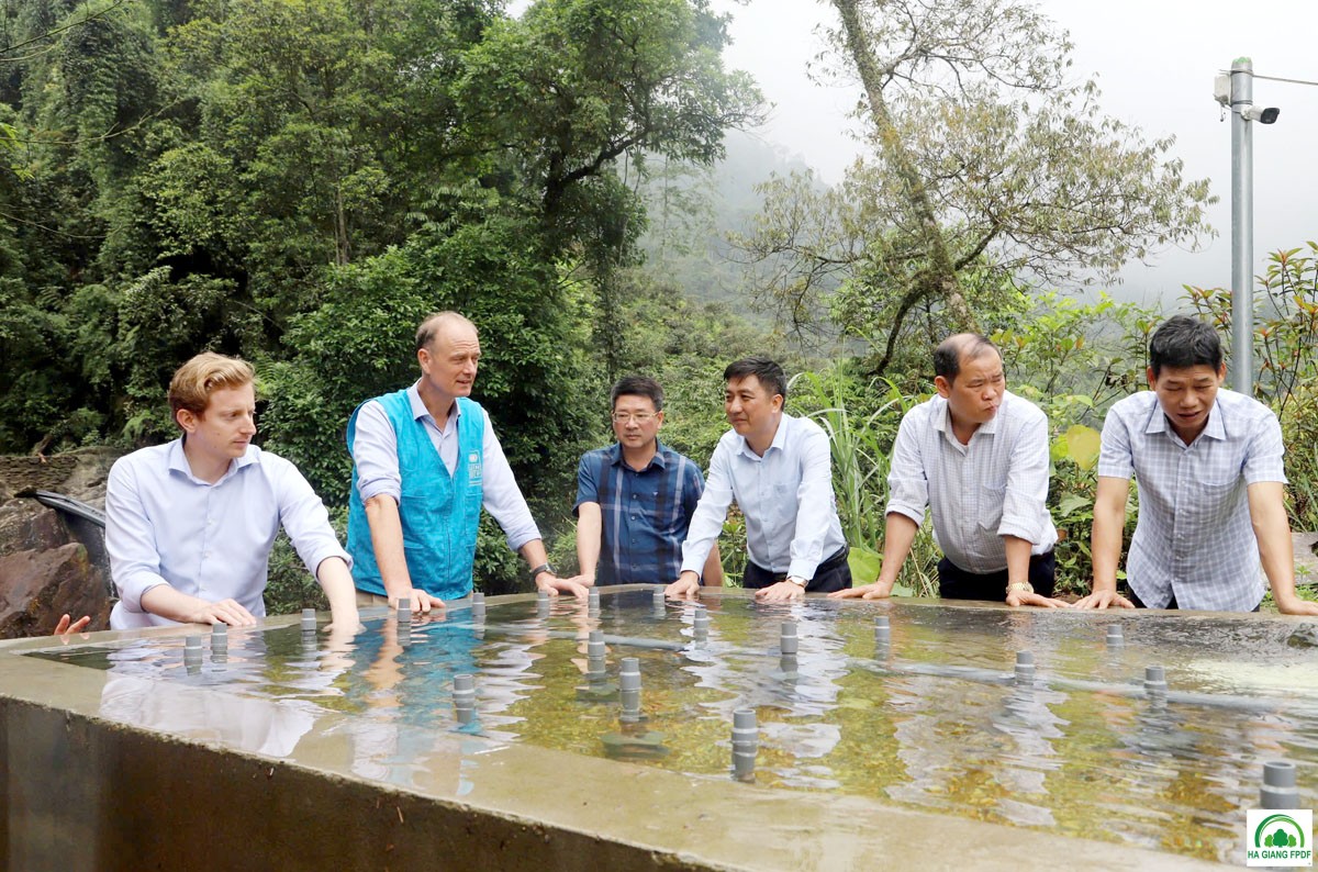 Các đại biểu tham quan Hệ thống xử lý nước công nghệ MET trong nuôi thủy sản của HTX cá Tầm Nậm An, xã Tân Thành (Bắc Quang).
